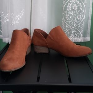 American Eagle sued size 11 shoes